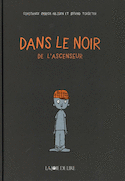 Dans le noir de l'ascenseur